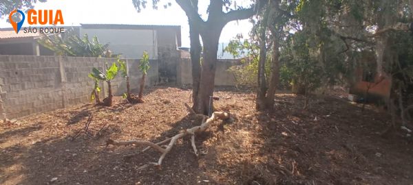 Terreno plano com edificao antiga